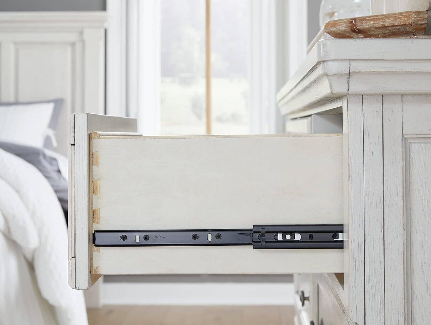Dresser in Antique White - 7 Drawers